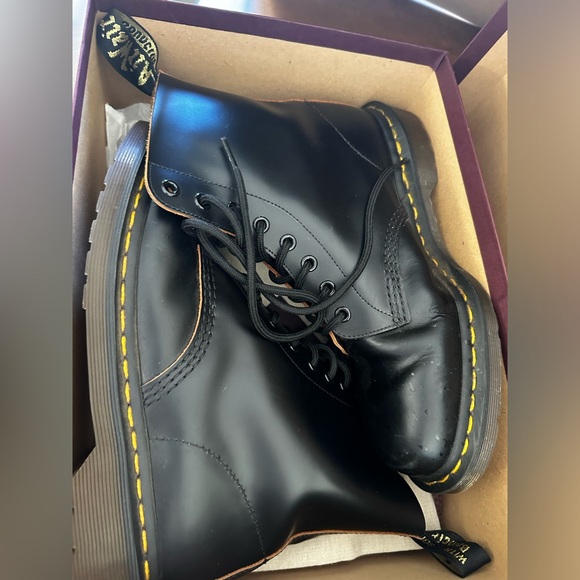 1460 VINTAGE MADE IN ENGLAND LACE UP BOOTS, with box. new, worn once. - Picture 2 of 8